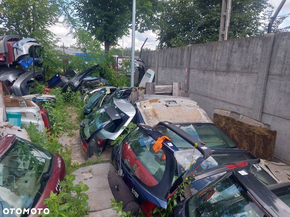 KOMPLETNY TYŁ KLAPA BAGAŻNIKA ZDERZAK TYŁ LAMPY TOYOTA YARIS I LIFT 8P4 - 16