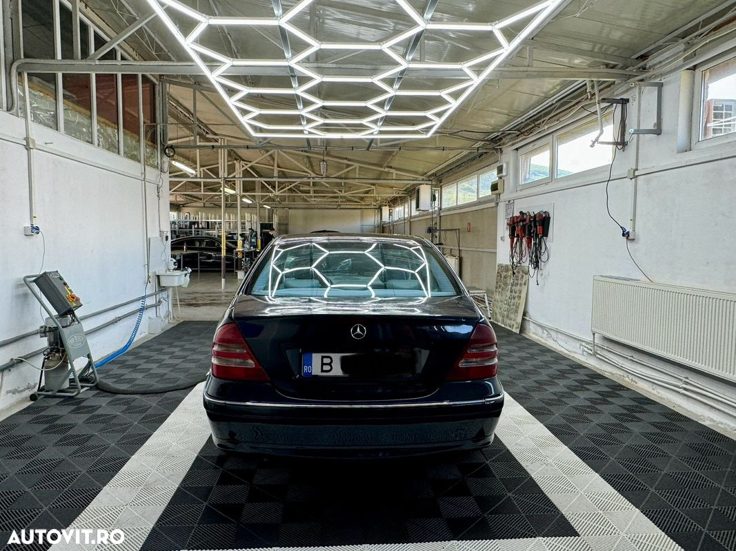 Mercedes-Benz C 240 4-Matic Aut Avantgarde - 11