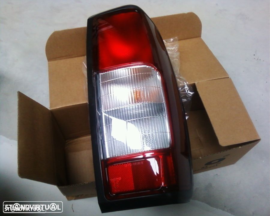 farolim Stop Nissan D22 Navara (NOVO) - 1