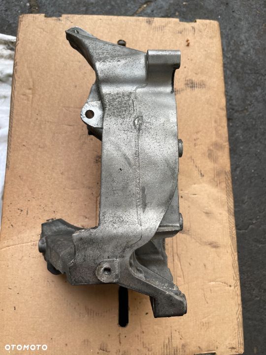Łapa wspornik alternatora i pompy wspomagania Bmw N47 - 4