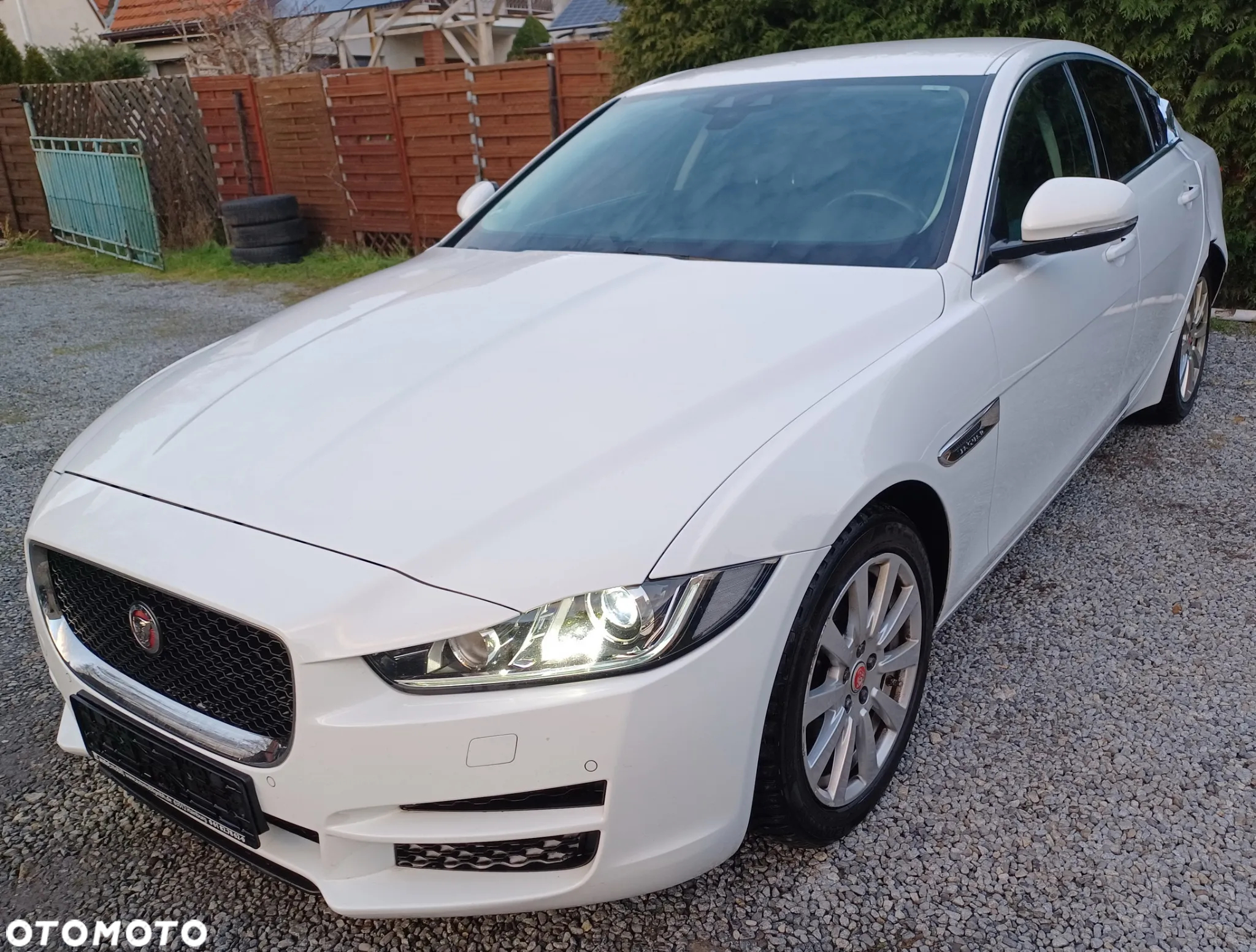 Jaguar XE - 4
