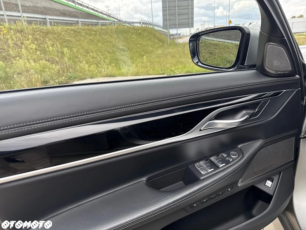 BMW Seria 7 750i xDrive sport - 15