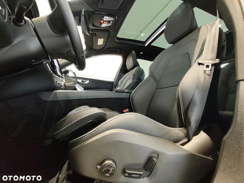 Volvo XC 60 T6 Plug-In Hybrid AWD Plus Black Edition - 22