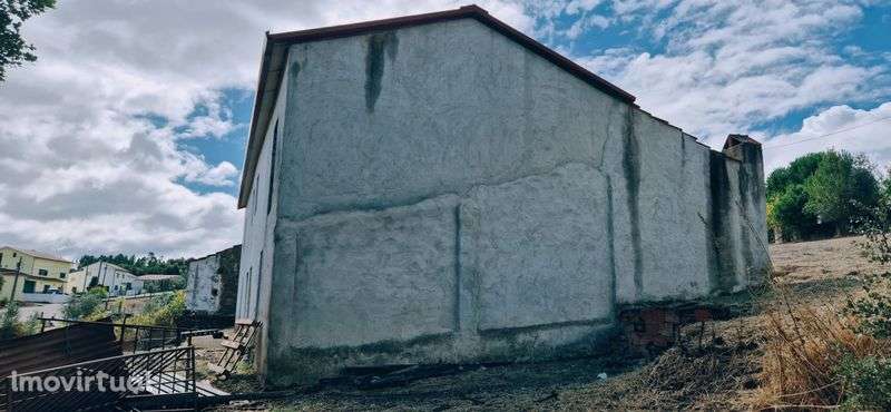 Moradia inserida em terreno de 3.700 m². - Grande imagem: 3/12