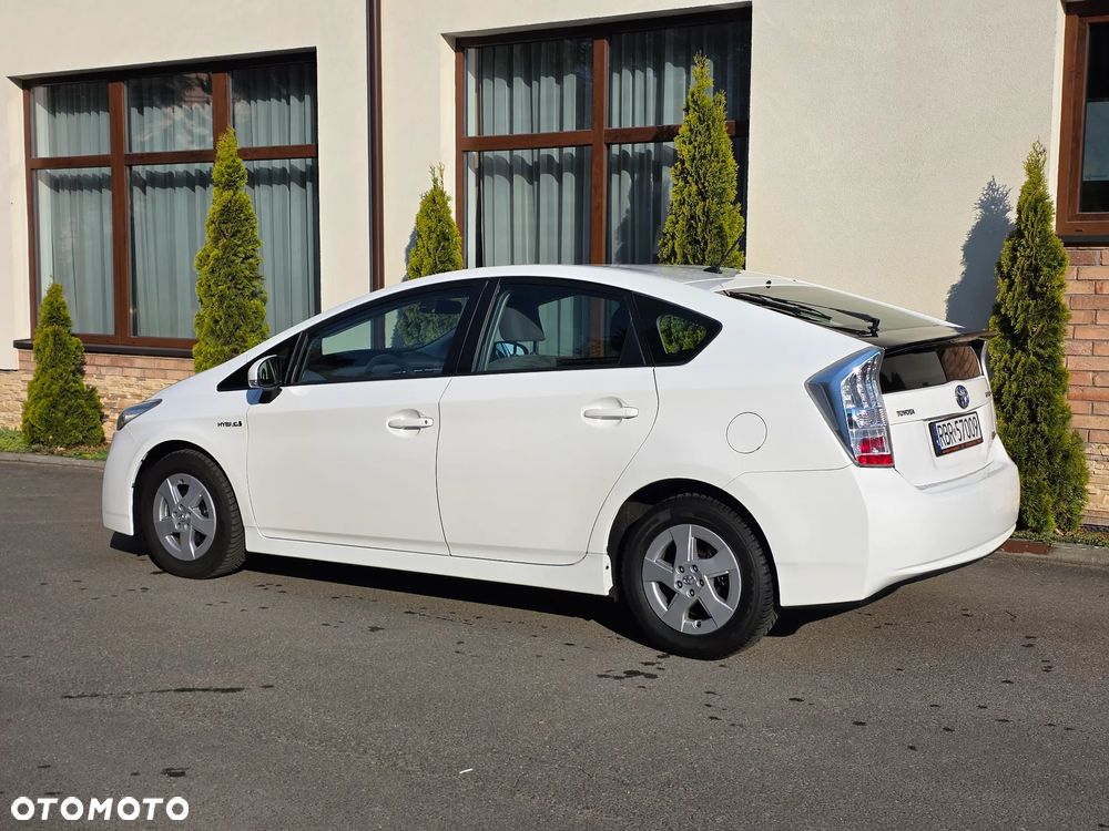 Toyota Prius (Hybrid) - 33