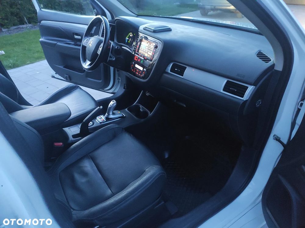 Mitsubishi Outlander Instyle NAVI + - 9