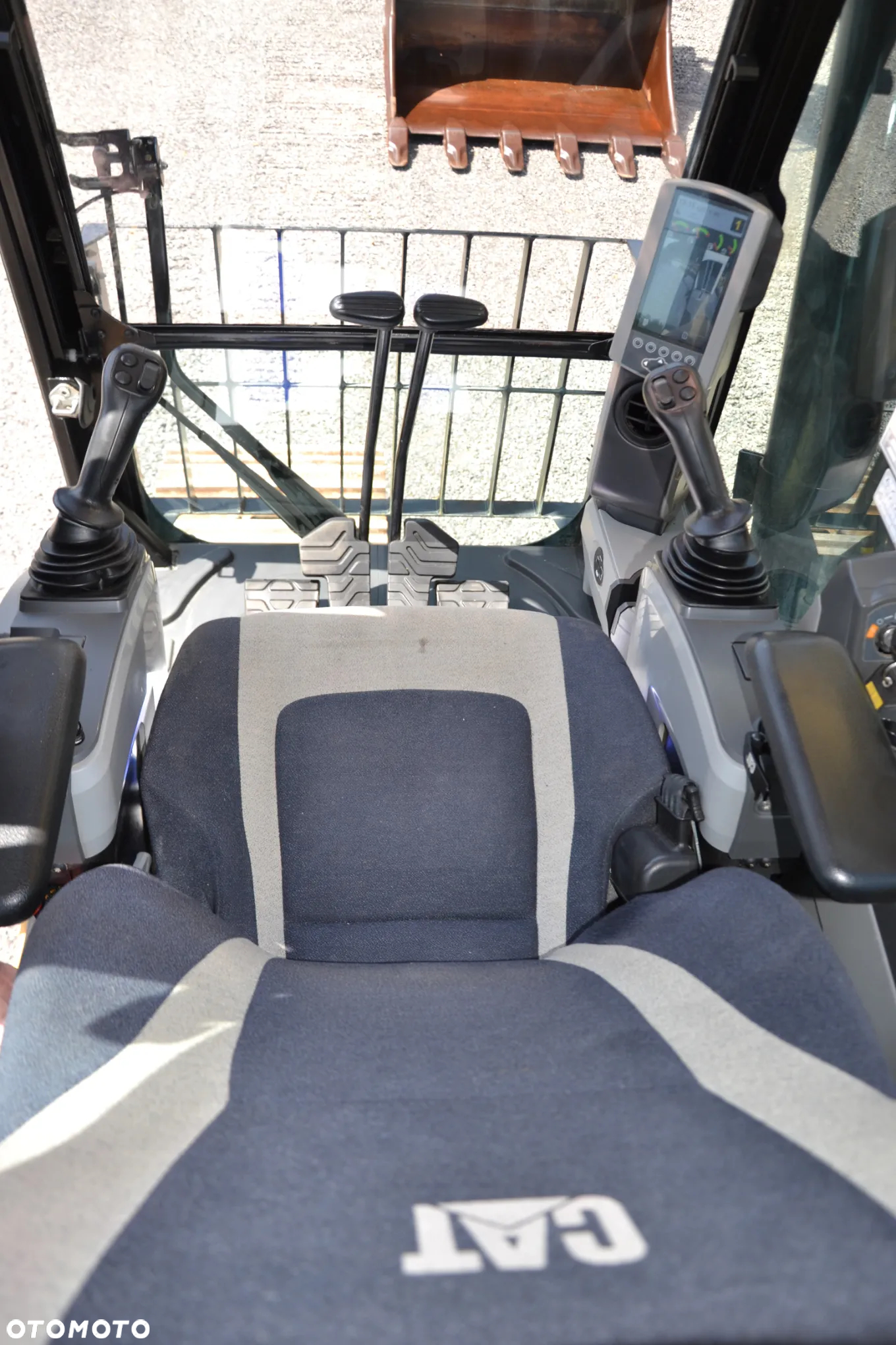 Caterpillar CAT 330 F - 26