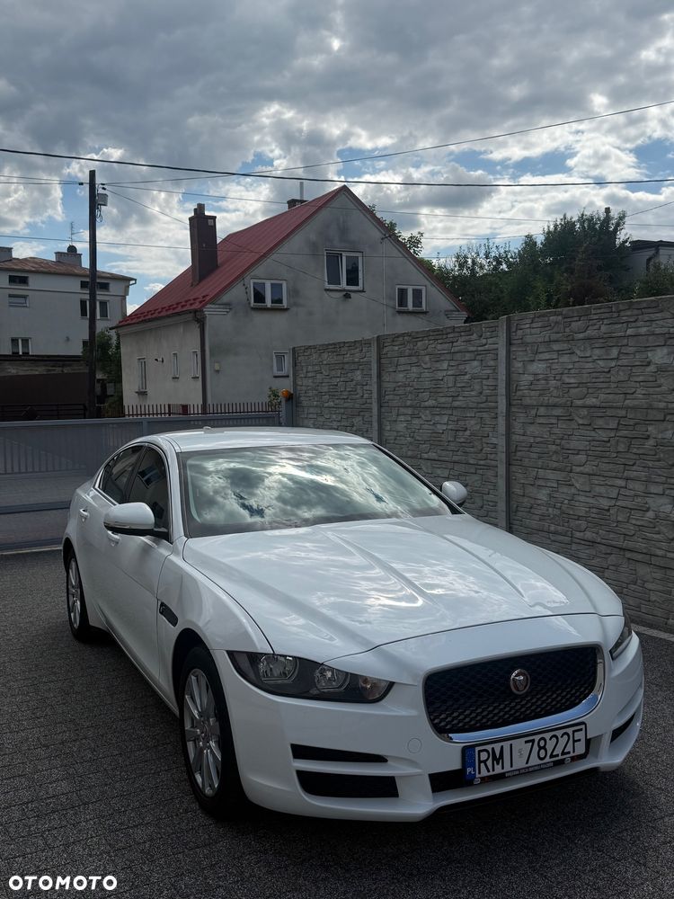 Jaguar XE 2.0 D Prestige - 4