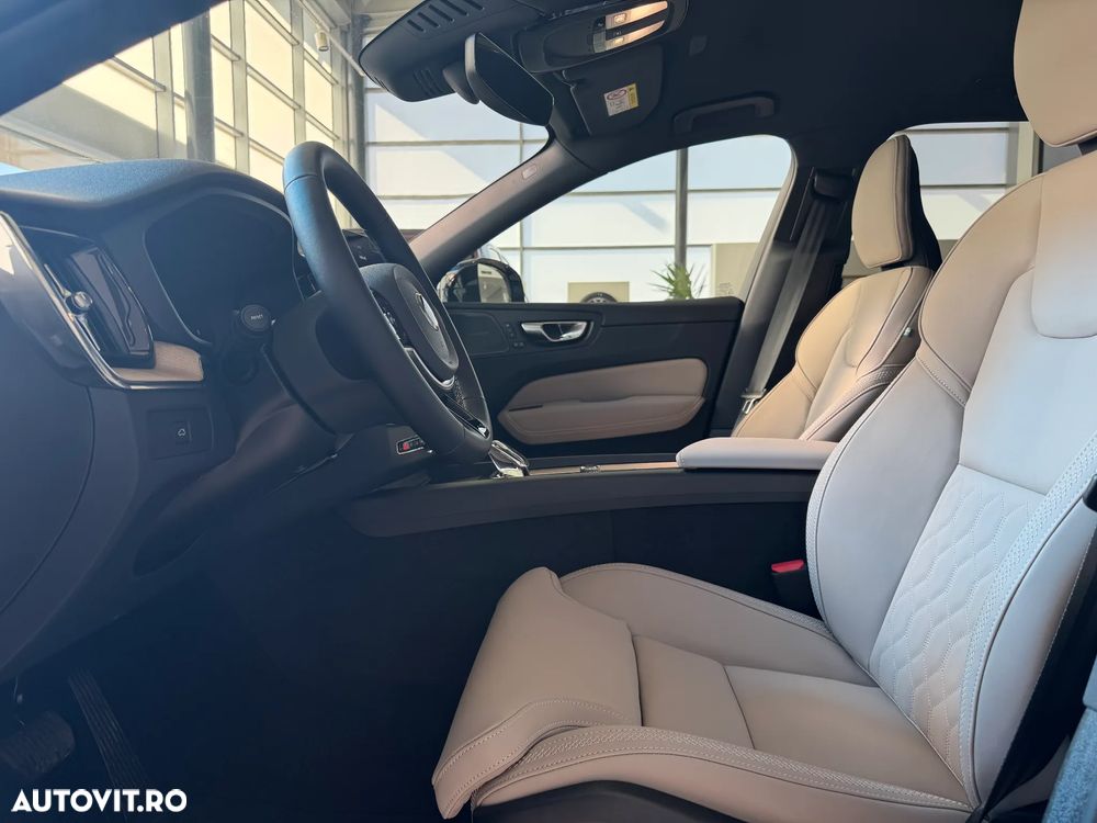 Volvo XC 60 B5 AT AWD MHEV Plus Dark - 12