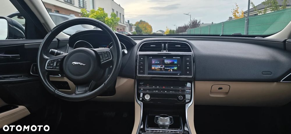 Jaguar XE 2.0 T Prestige - 10