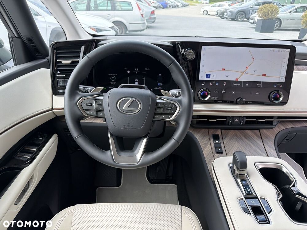 Lexus LM - 12