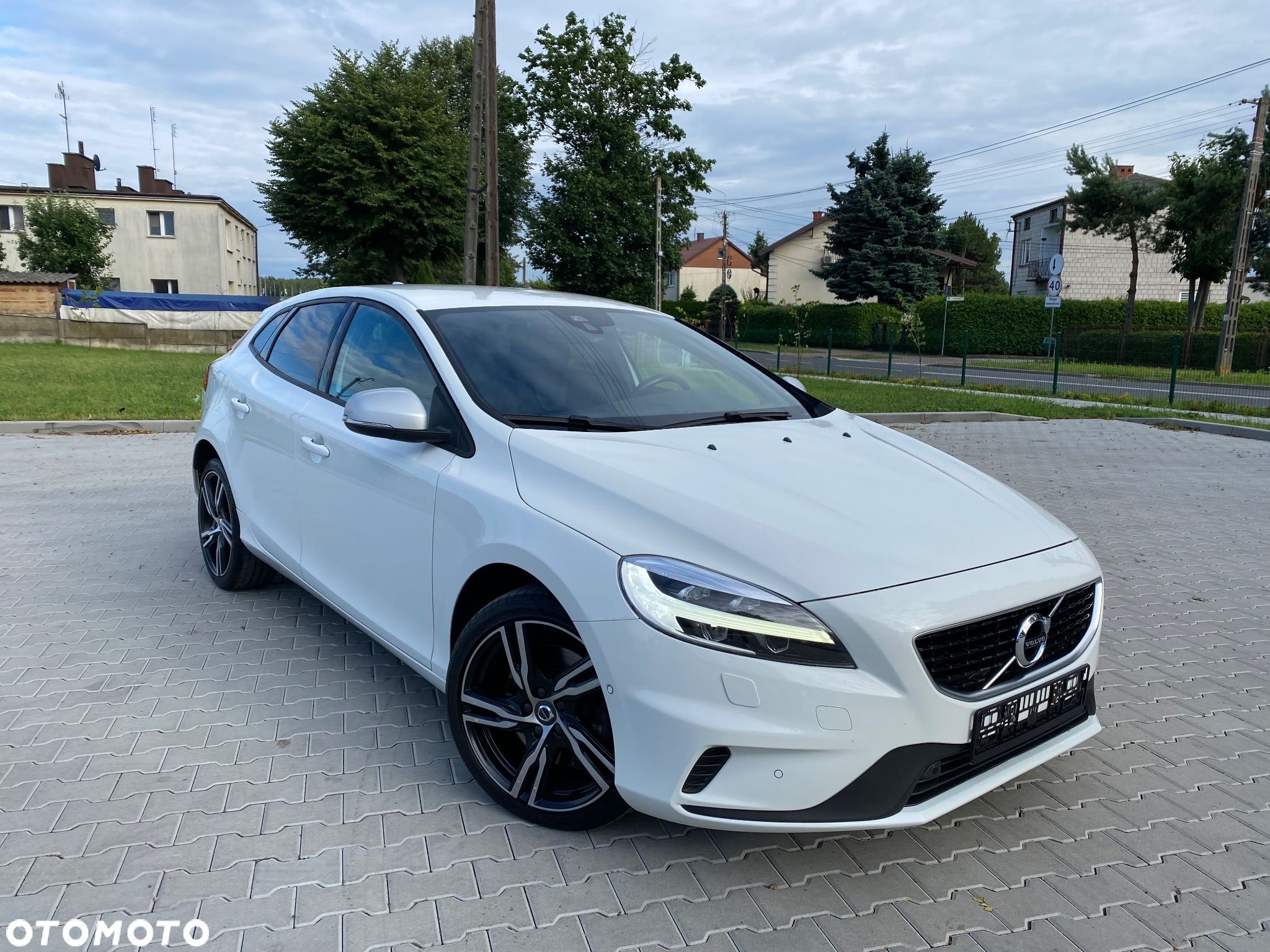 Volvo V40 D2 Drive-E SCR R-Design Momentum - 1