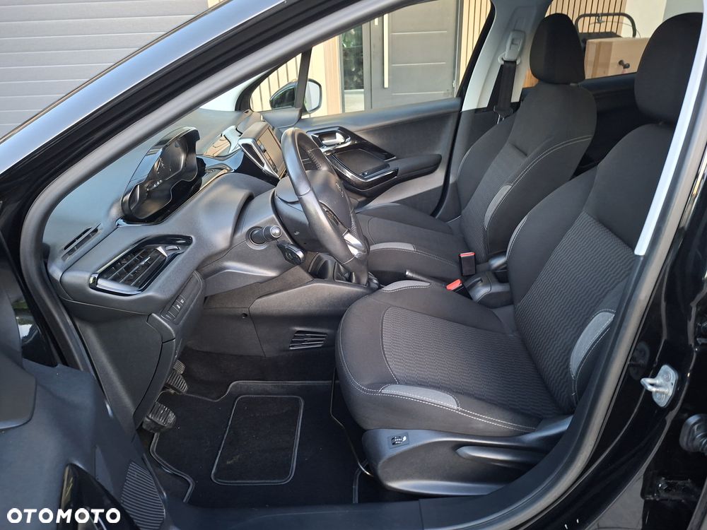 Peugeot 208 - 11