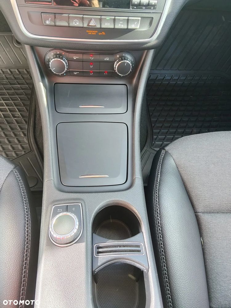 Mercedes-Benz GLA 200 7G-DCT - 28