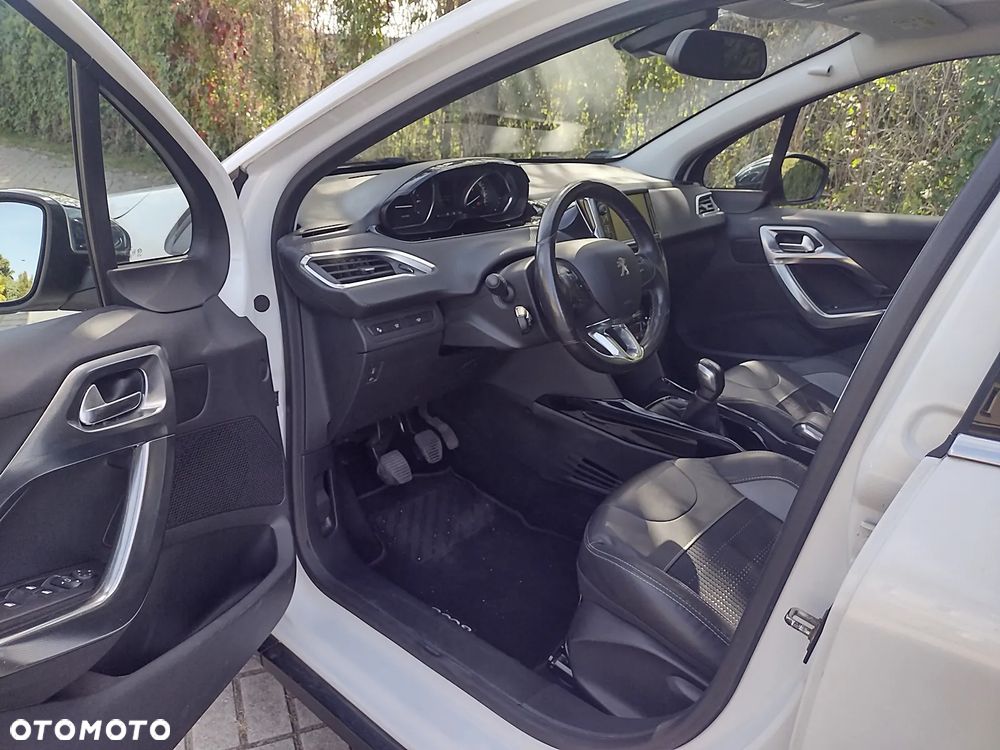 Peugeot 2008 1.2 Pure Tech Allure S&S - 11