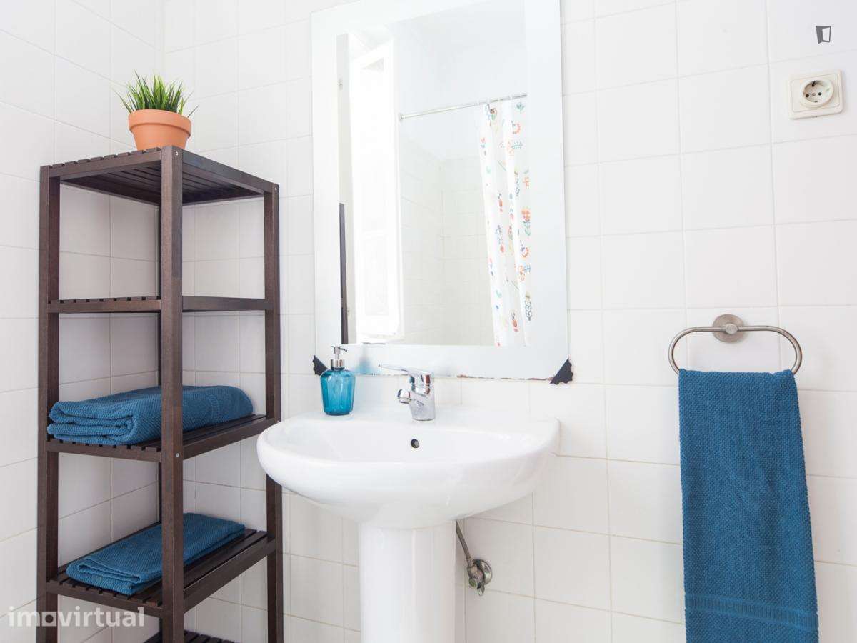 Quarto - localizado em Anjos Lisbon - Grande imagem: 2/18