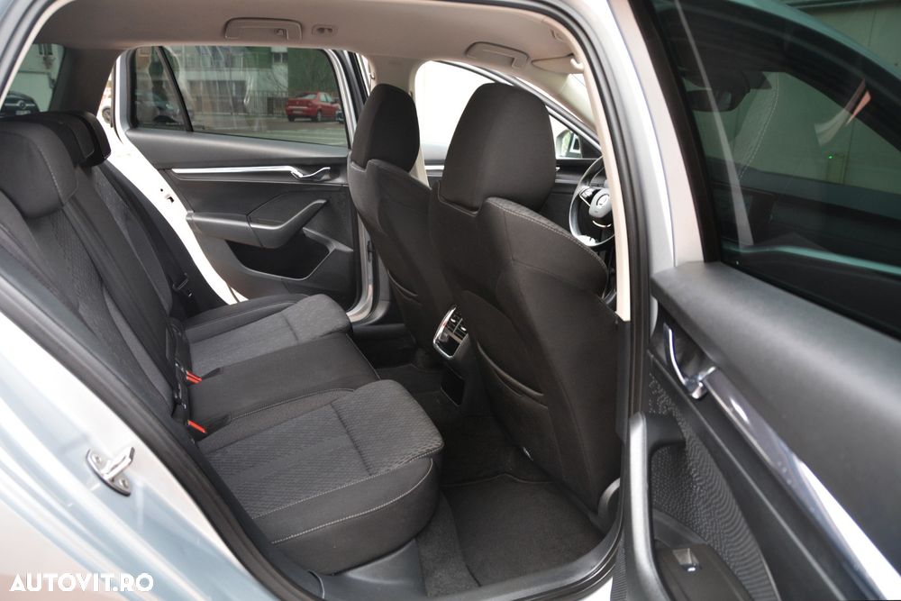 Skoda Octavia Combi 2.0 TDI DSG First Edition - 12