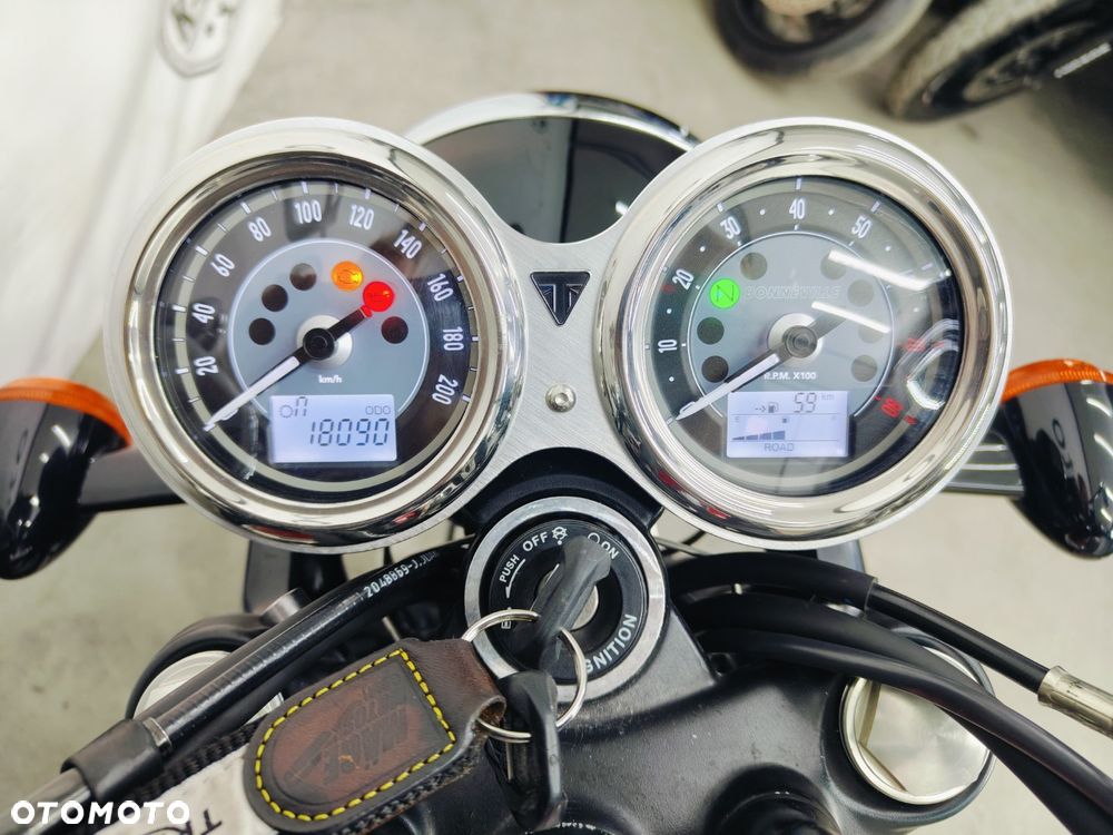 Triumph Bonneville - 16