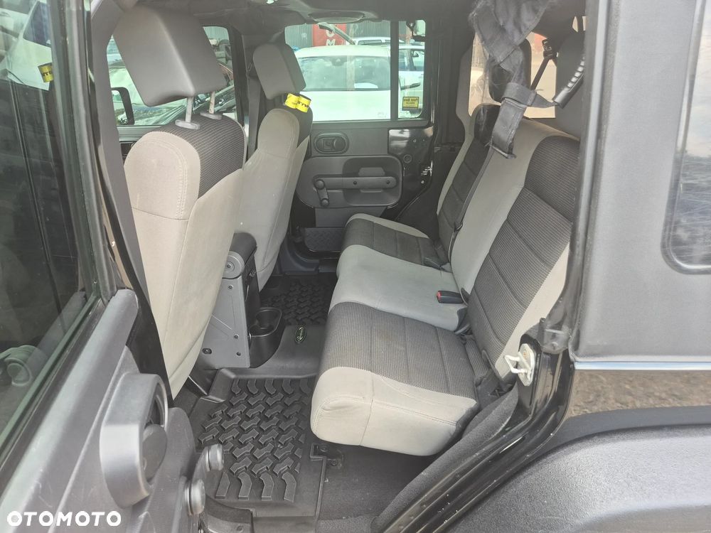 Jeep Wrangler Unlimited 3.8 Sport - 22