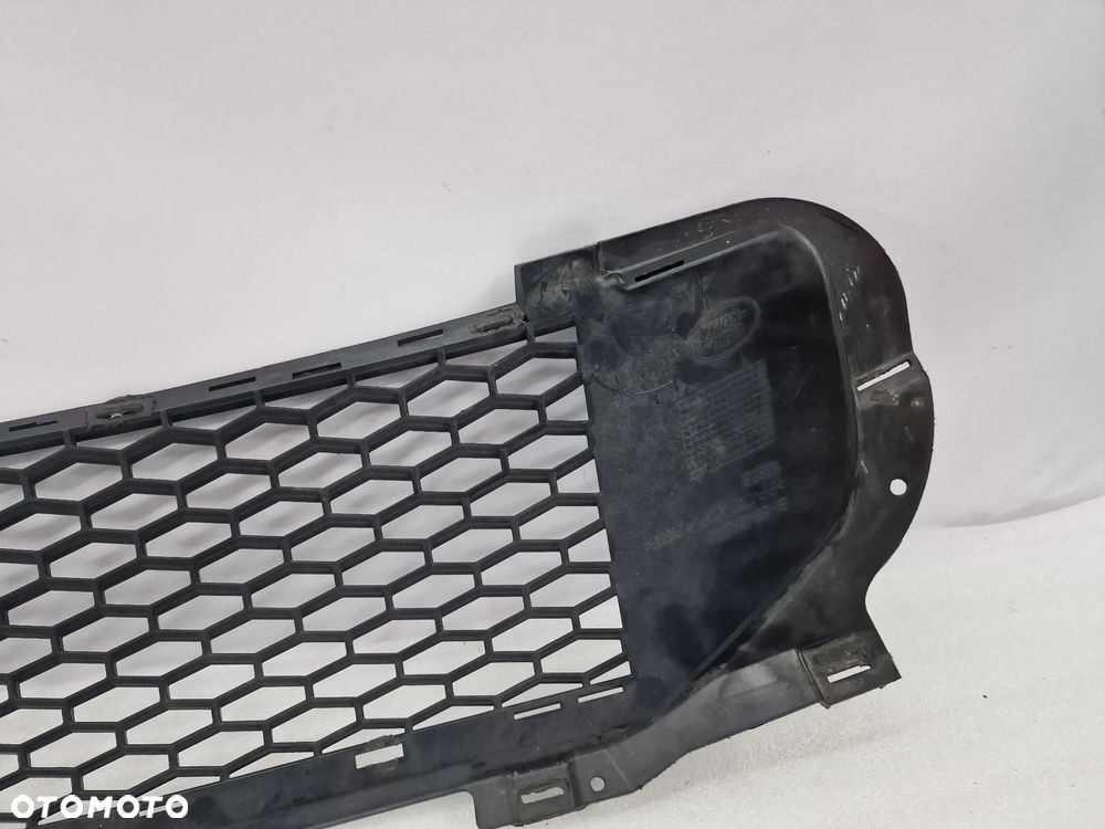 LAND ROVER FREELANDER II 10- KRATKA ŚRODKOWA ZDERZAKA PRZEDNIEGO PRZÓD , NR BH52-17K946 , NR AUKCJI KR145 - 10