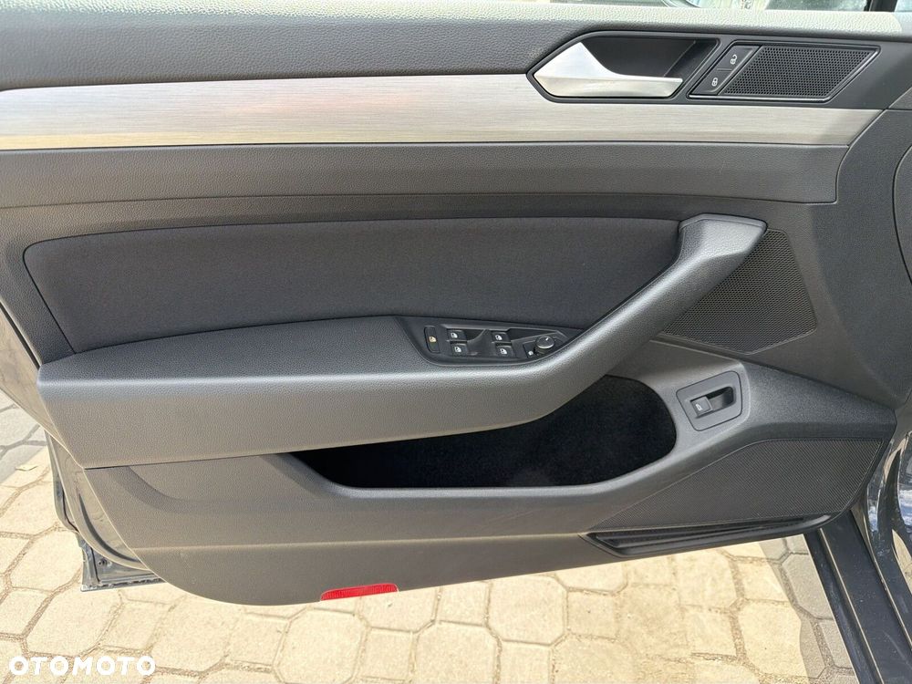 Volkswagen Passat - 12