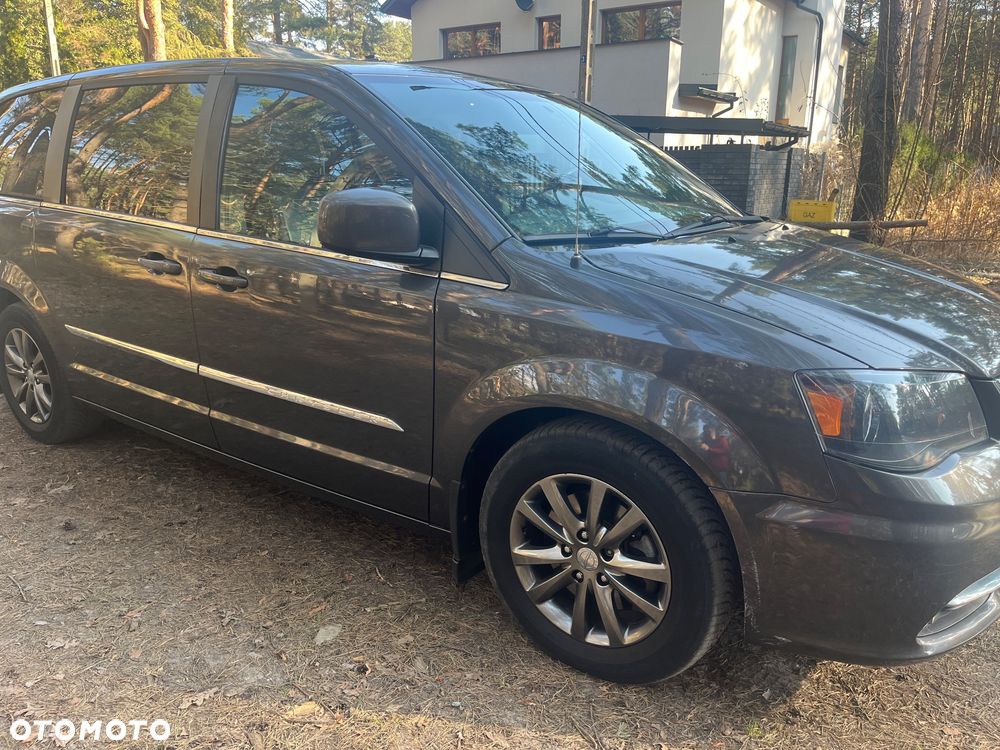 Chrysler Town & Country - 2