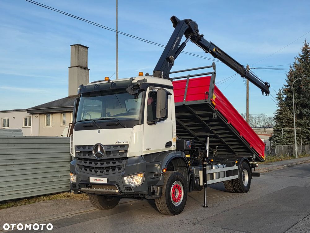 Mercedes-Benz AROCS 1824 // HDS HMF 1420-K2 // PILOT FUNKCJE 5 i 6 // NOWY KIPER WYWROTKA // ZAWIESZENIE BUDOWLANE WYSOKIE // PRZED PIERWSZĄ REJ W PL