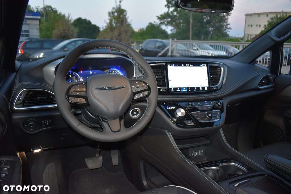 Chrysler Pacifica - 11