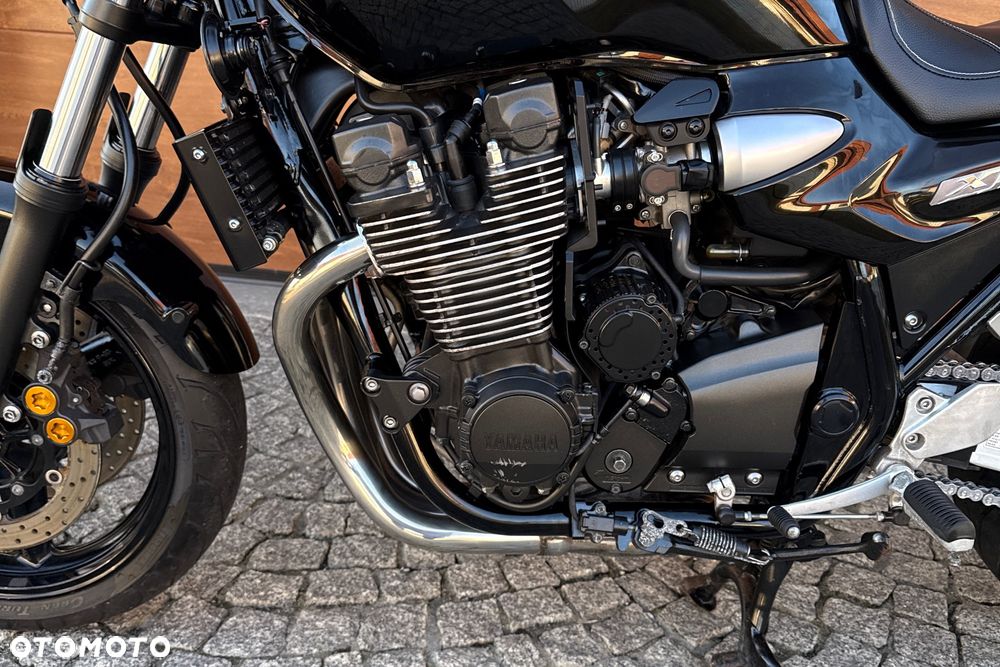 Yamaha XJR - 24