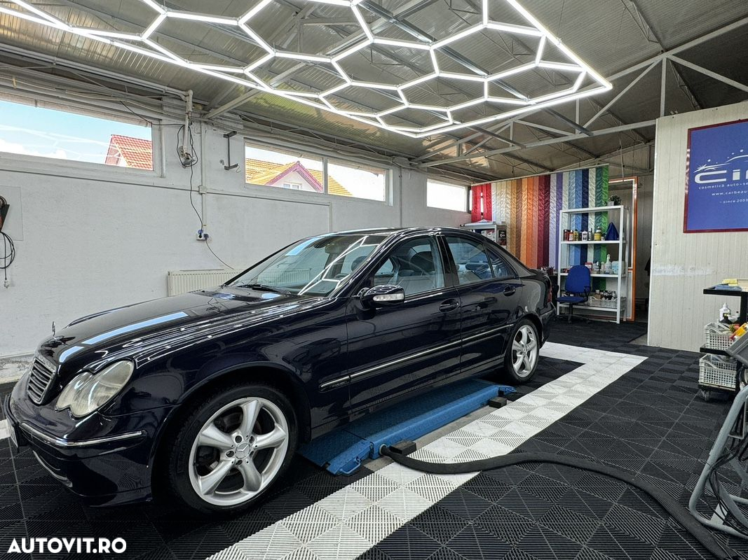 Mercedes-Benz C 240 4-Matic Aut Avantgarde - 3