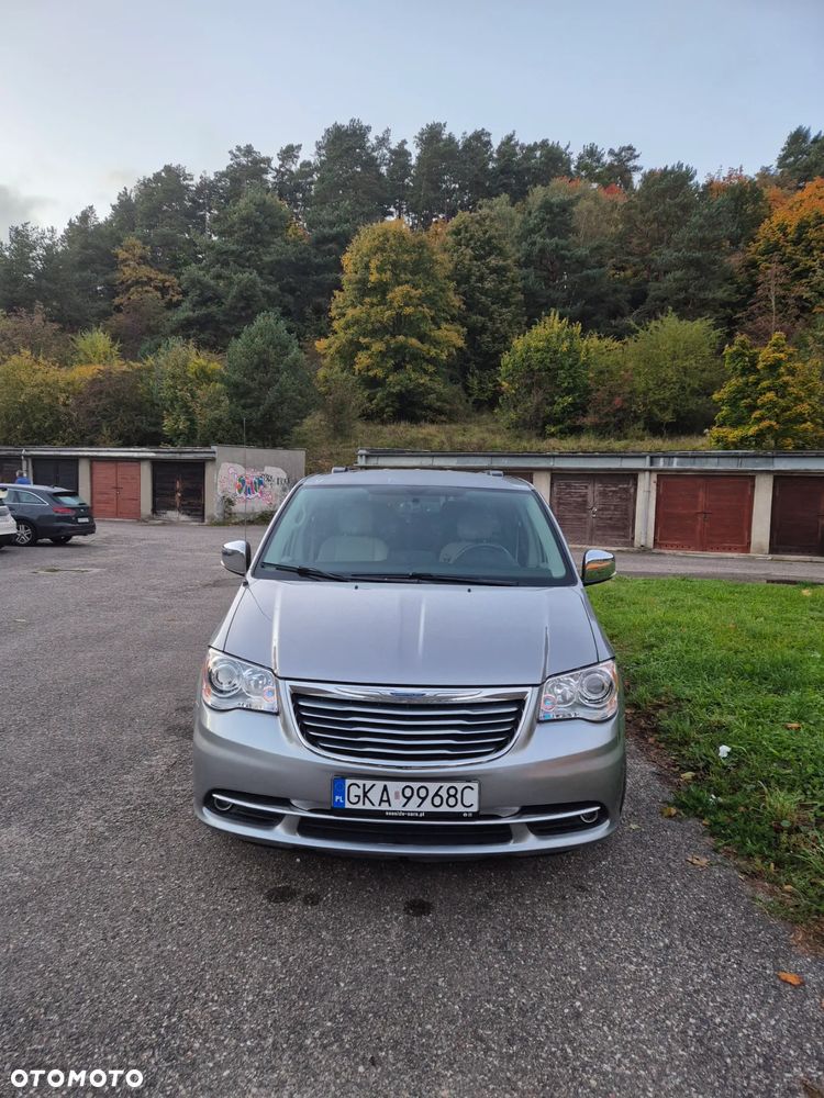 Chrysler Town & Country - 2