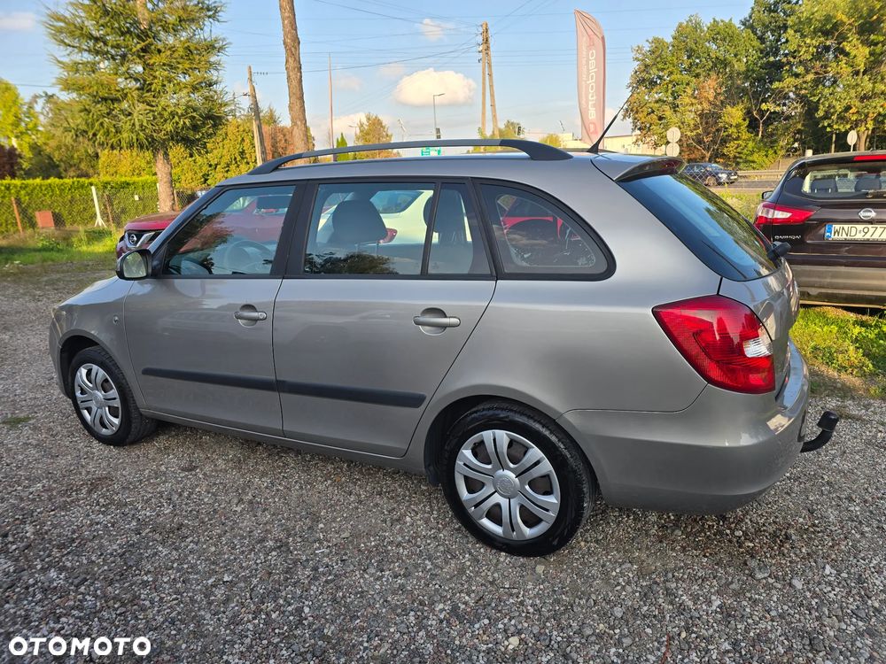 Skoda Fabia 2011 photo 4