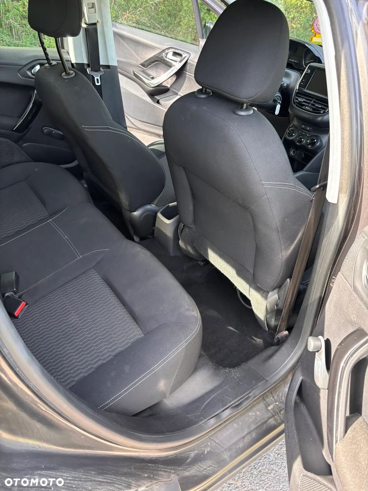 Peugeot 208 - 16