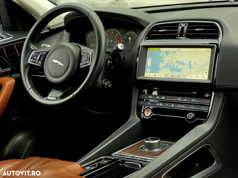 Jaguar F-Pace - 8