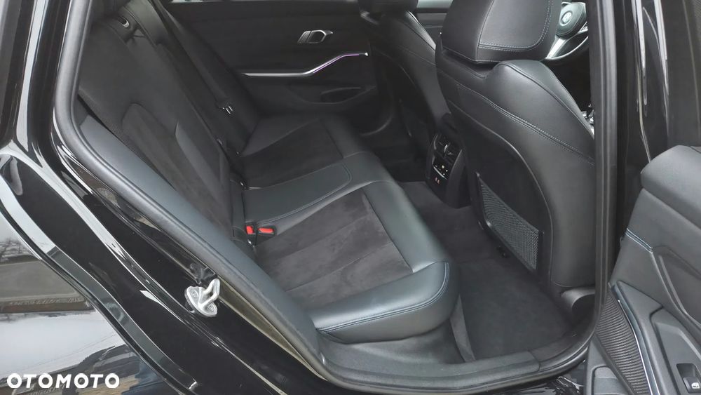 BMW Seria 3 318d M Sport Shadow - 30