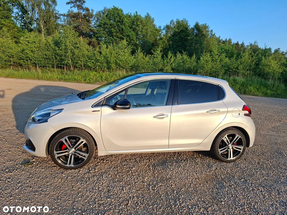 Peugeot 208 - 8