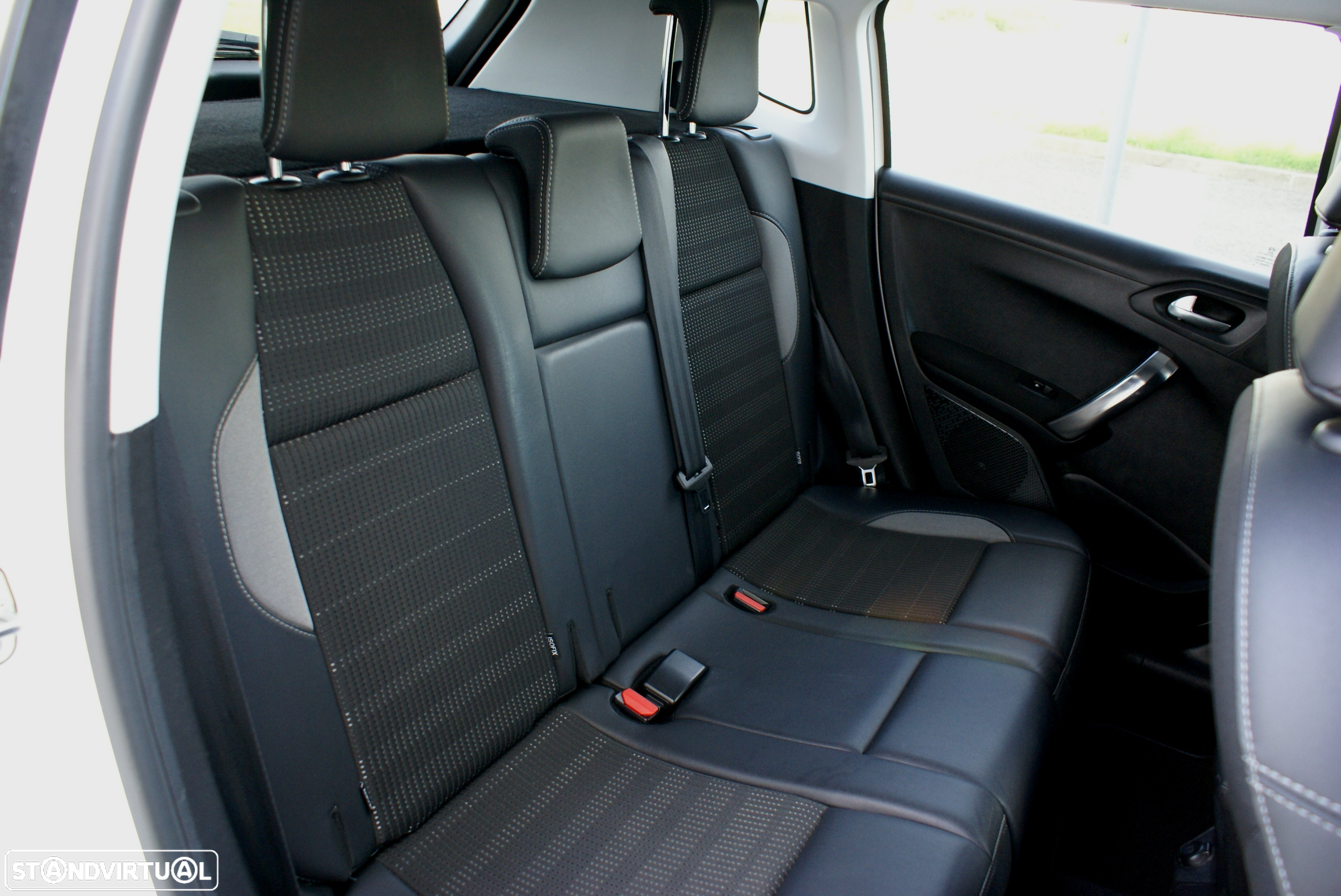 Peugeot 2008 1.2 PureTech Allure - 21
