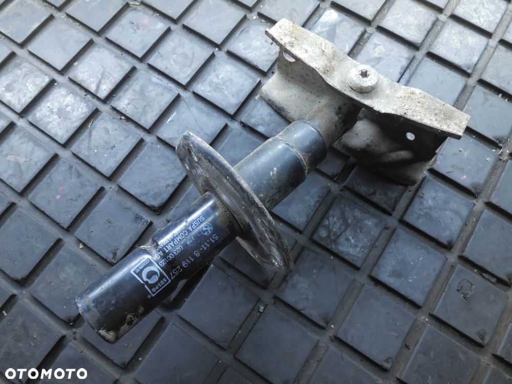MOCOWANIE ZDERZAKA PRZEDNIEGO BMW E36 51118119257 ODBOJ - 1
