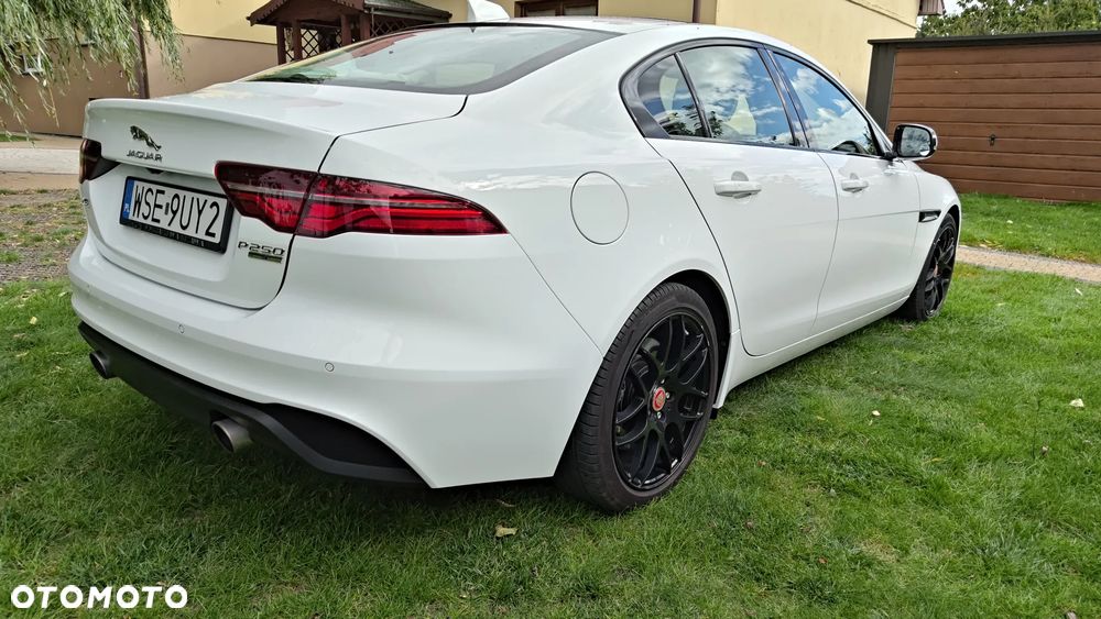 Jaguar XE 2.0 P250 S - 3