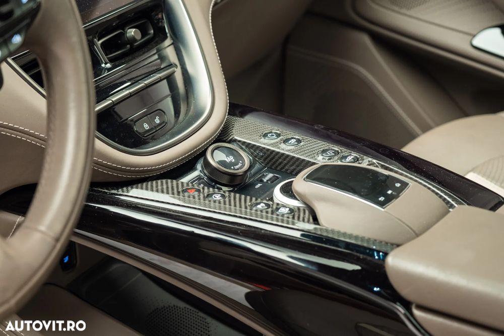 Aston Martin DBX - 22