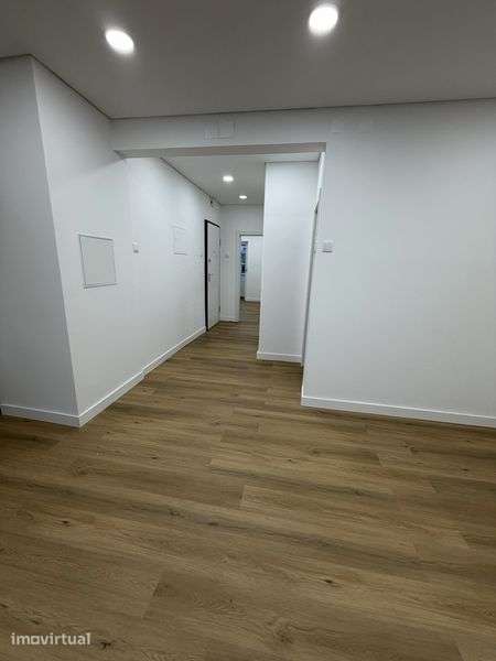 T2 totalmente remodelado em Águas Livres – 295.000 € - Grande imagem: 2/9