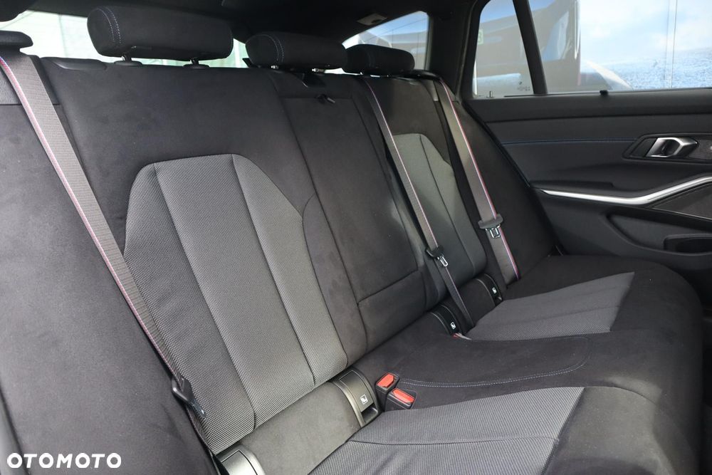 BMW Seria 3 330i M Sport - 13