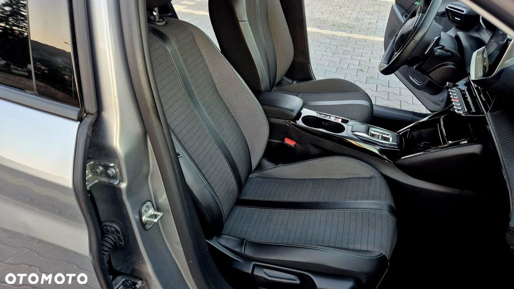 Peugeot 208 PureTech 100 EAT8 Allure - 22