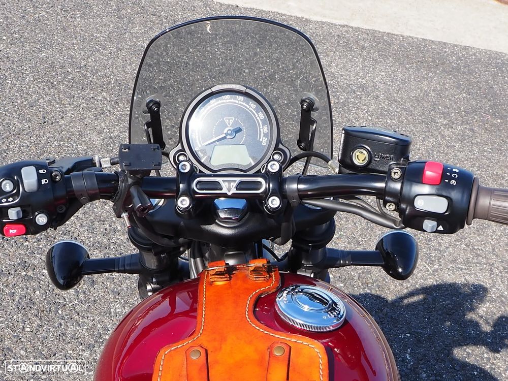 Triumph Bonneville BOBBER - 5