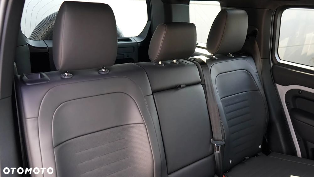 Land Rover Defender - 36