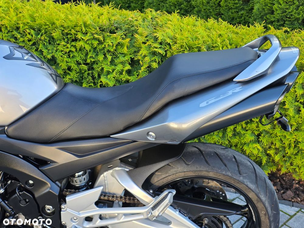 Suzuki GSR - 28