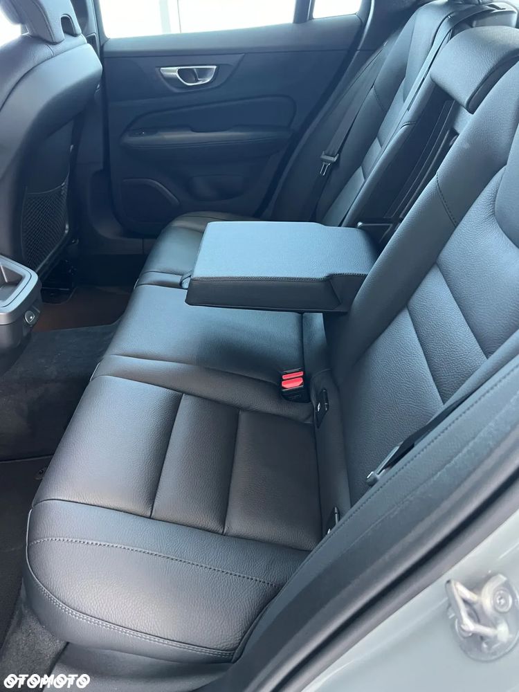 Volvo V60 B4 B Plus Dark - 3