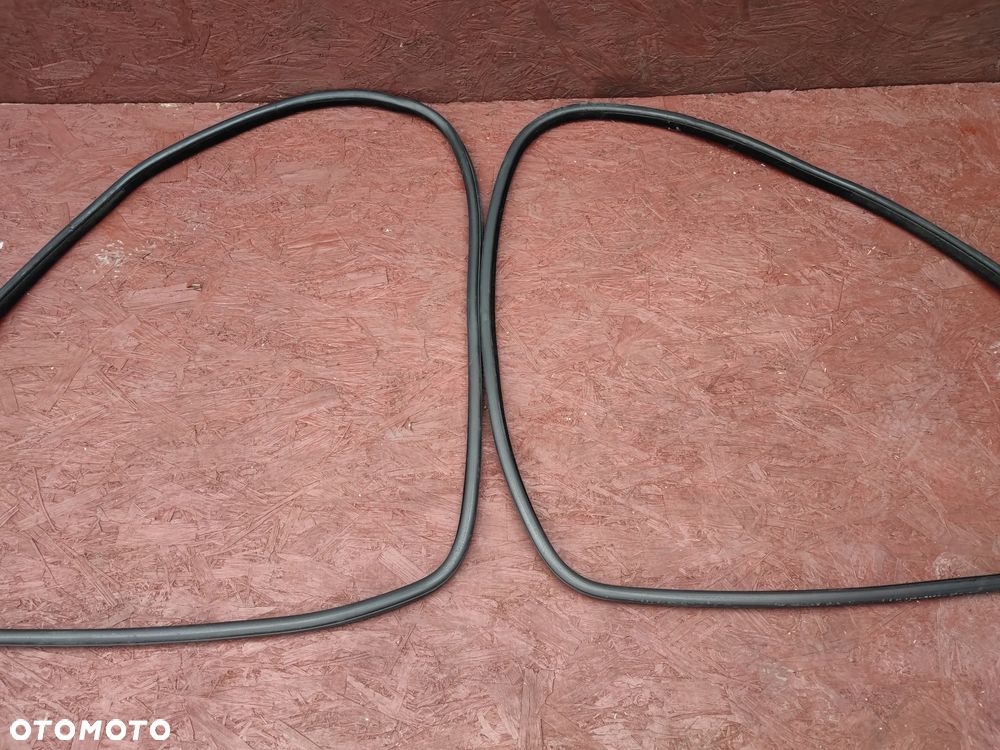 BMW F11 / F11N ORYGINALNE USZCZELKI DRZWI TYŁ LEWA / PRAWA W BDB STANIE O NR. 51 76 7 199 770 OEM - 1