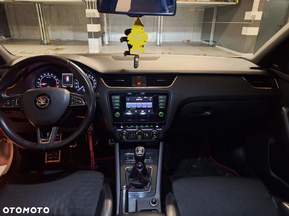 Skoda Octavia Combi 2.0 TDI RS - 25