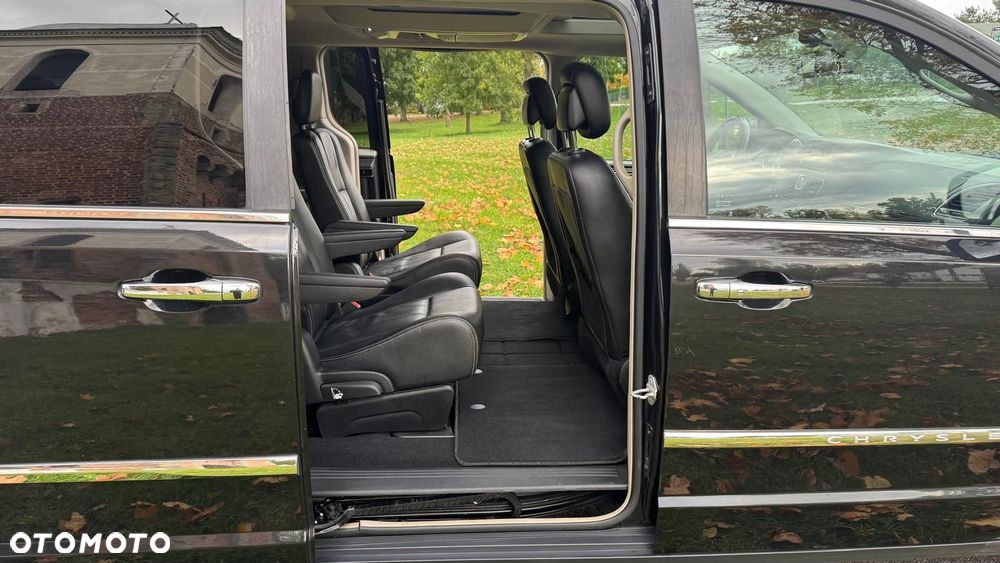 Chrysler Town & Country - 13